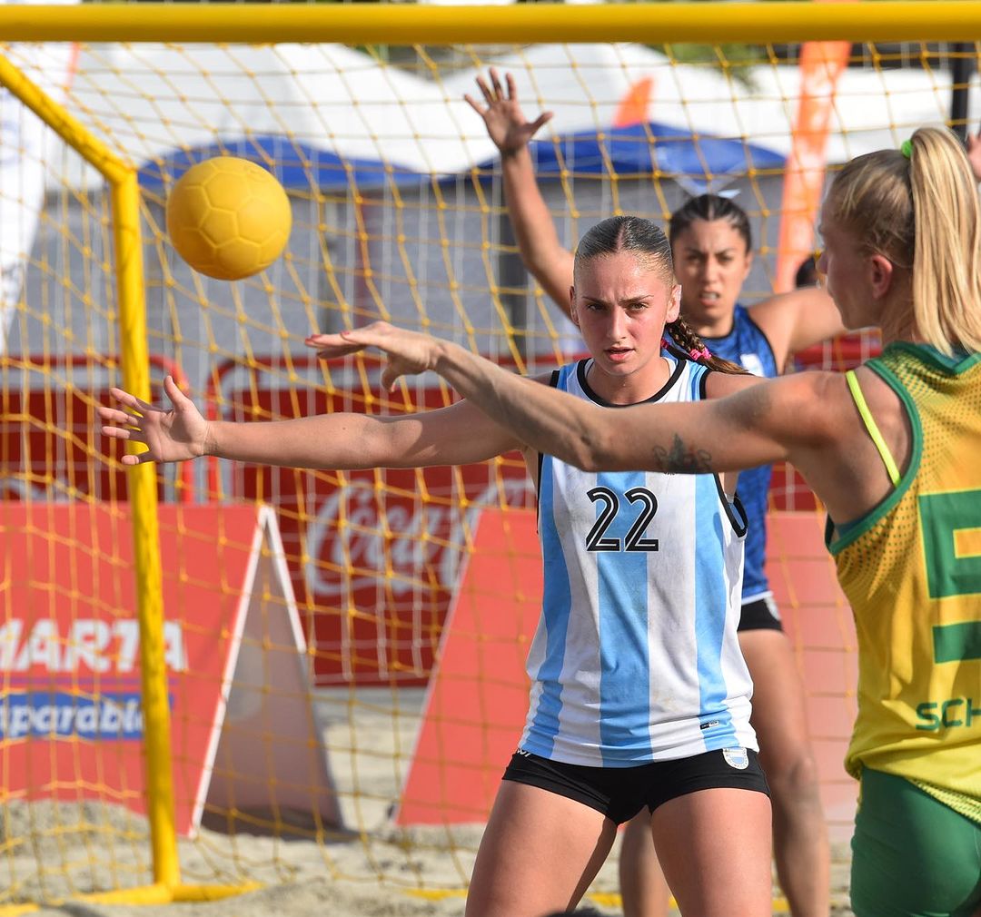 Giuliana Gamba, en acción con "Las Kamikazes" del beach handball. - Instagram -